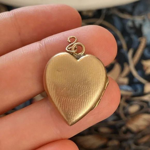 Antique 1930s Bliss Bros 10K Gold-Filled Engraved Floral Heart Locket - Picture 6 of 10